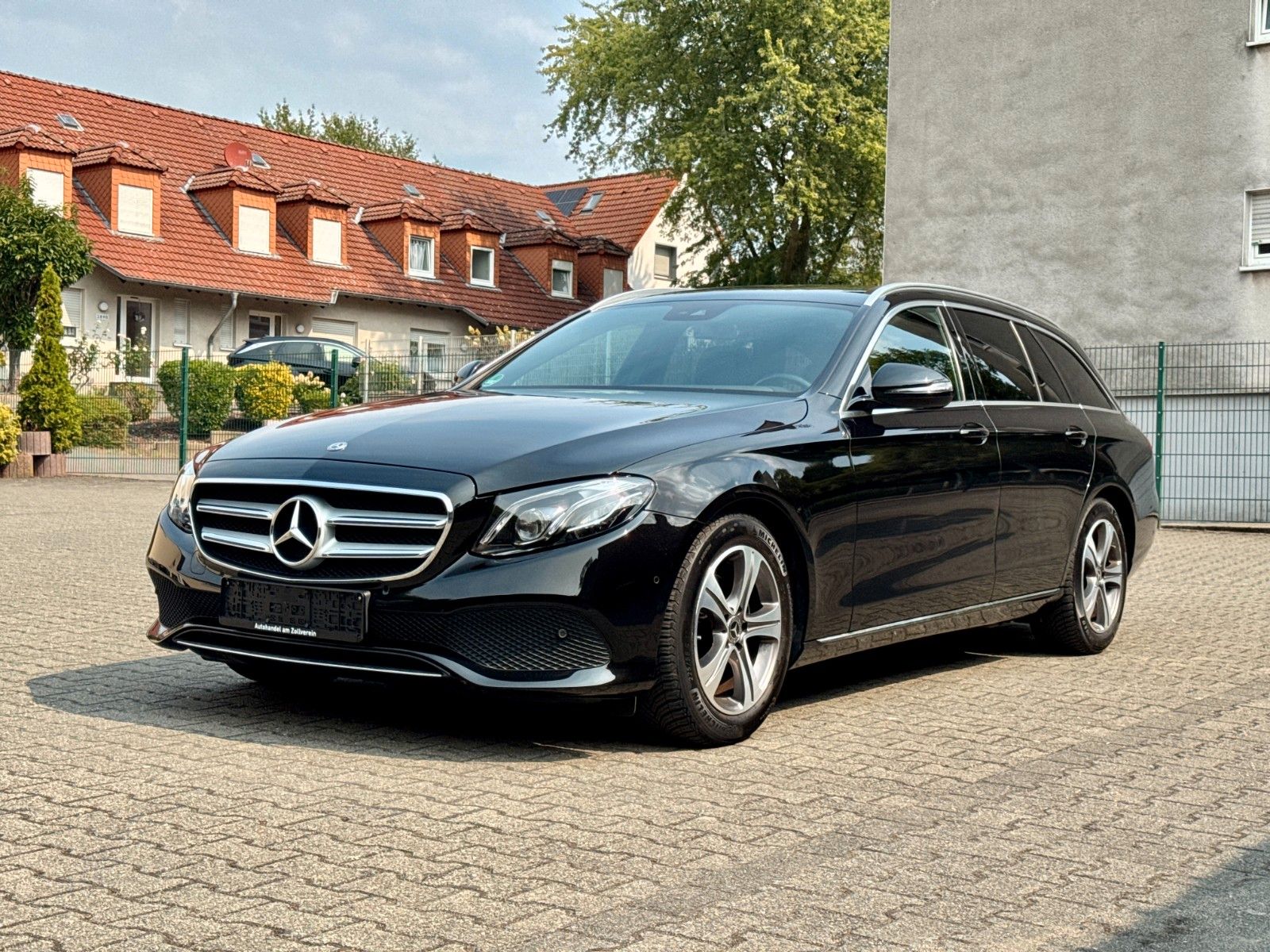 MERCEDES-BENZ E 200
